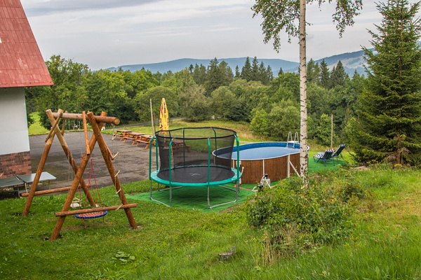 Ubytování - Krkonoše - Penzion v Rokytnici nad Jizerou v Krkonoších - bazén, trampolína a houpačky u objektu